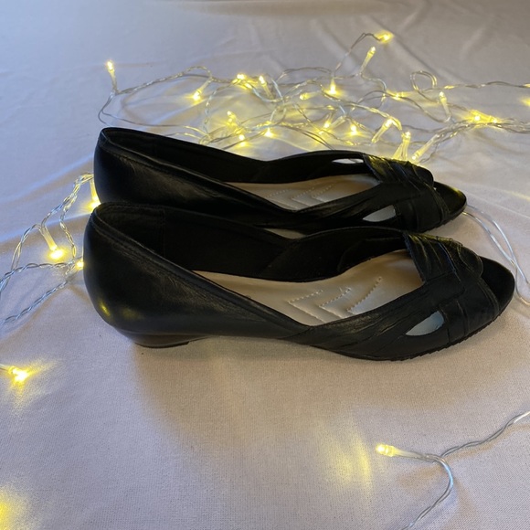 Andrew Gellar genuine leather black open toed shoes with a small wedge - Picture 2 of 7